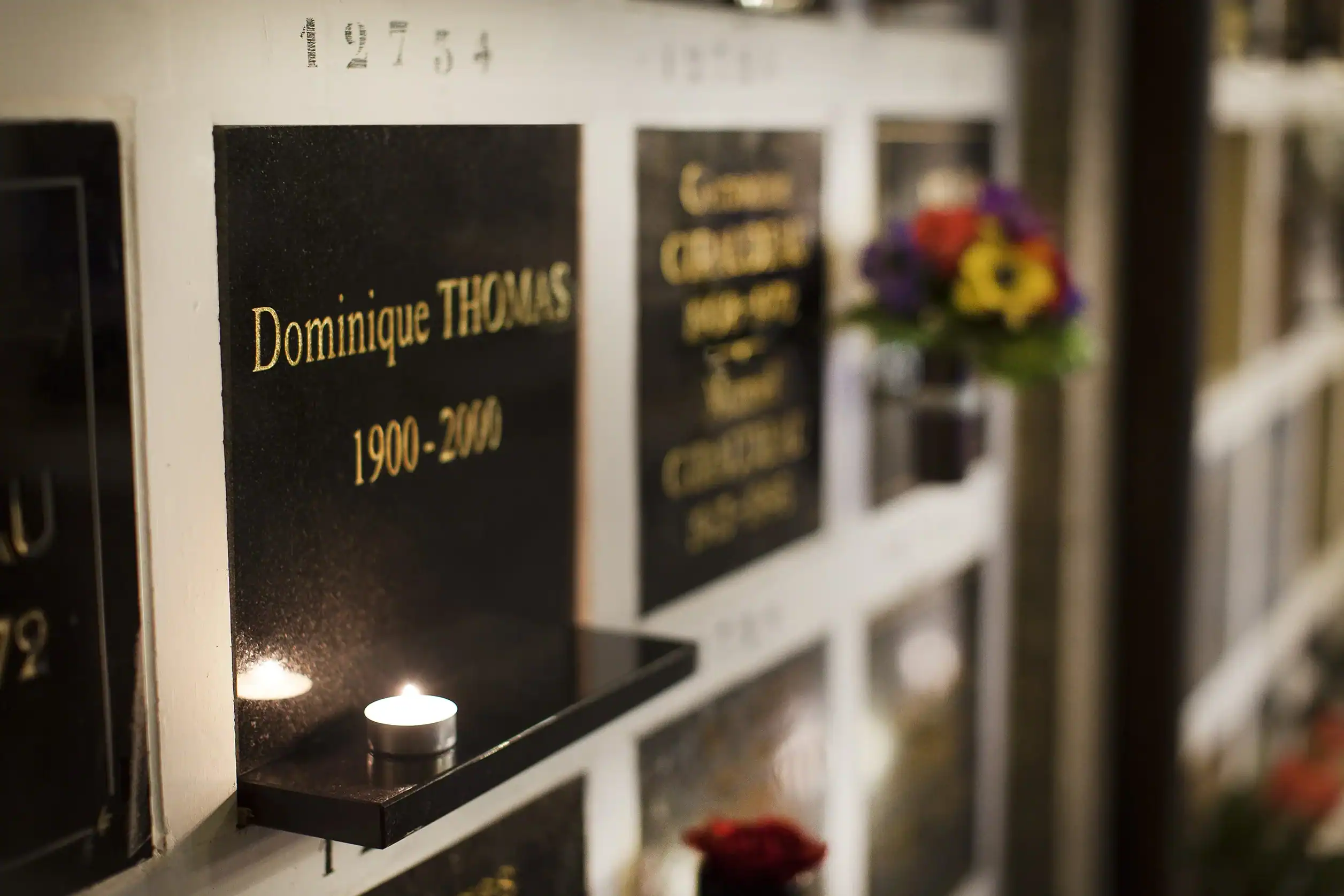CPL-COLOMBARIUM_CASE-002 Case de columbarium avec plaque nominative, bougie et fleurs au crématorium du Père-Lachaise