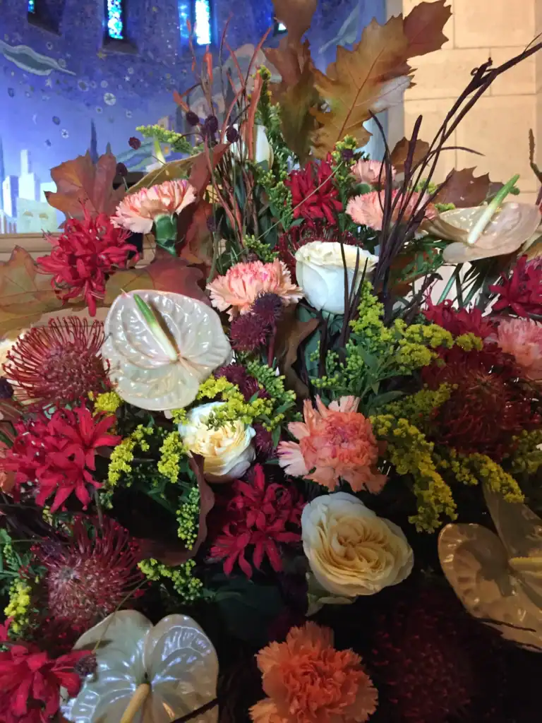 CPL-EVENEMENTS_CEREMONIES DU SOUVENIR_2016-032 Composition florale colorée lors d’une cérémonie au crématorium du Père-Lachaise