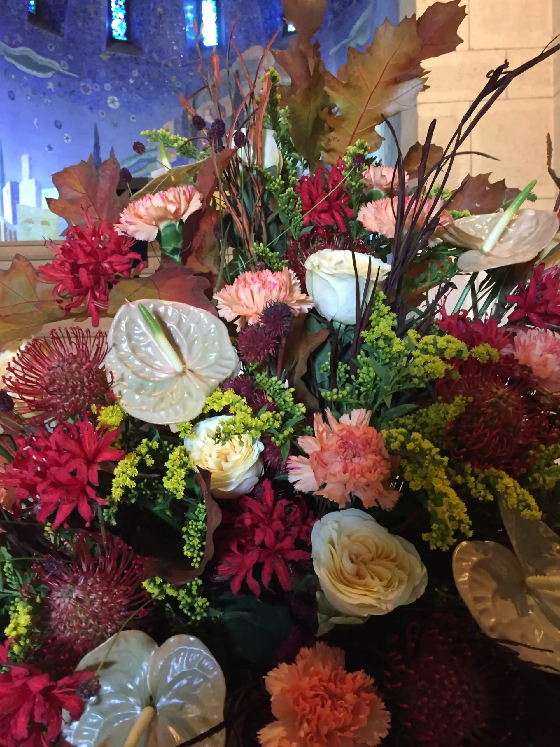 CPL-EVENEMENTS_CEREMONIES DU SOUVENIR_2016-032 Composition florale colorée lors d’une cérémonie au crématorium du Père-Lachaise