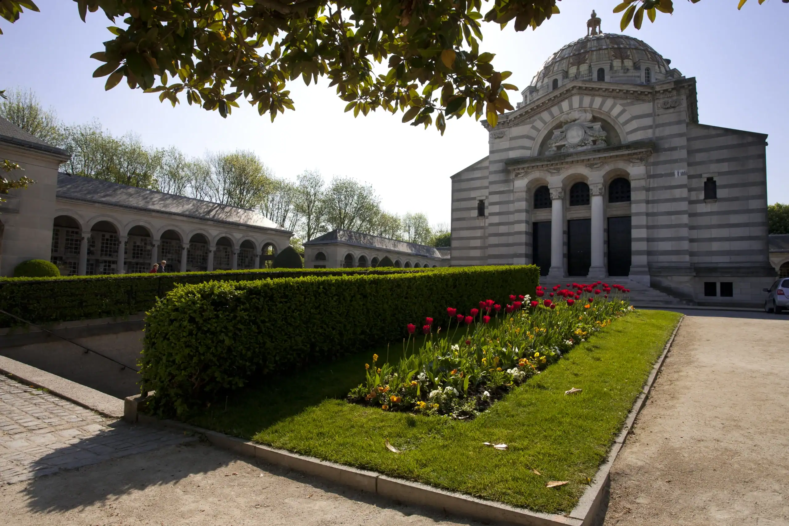 CPL-EXTERIEURS_2011-002 Vue extérieure du crématorium du Père-Lachaise avec jardin et bâtiment principal à Paris
