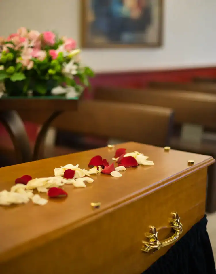 CPL-Salles-Bigot-5 Cercueil en bois avec pétales de fleurs disposés dessus dans une salle de cérémonie du crématorium
