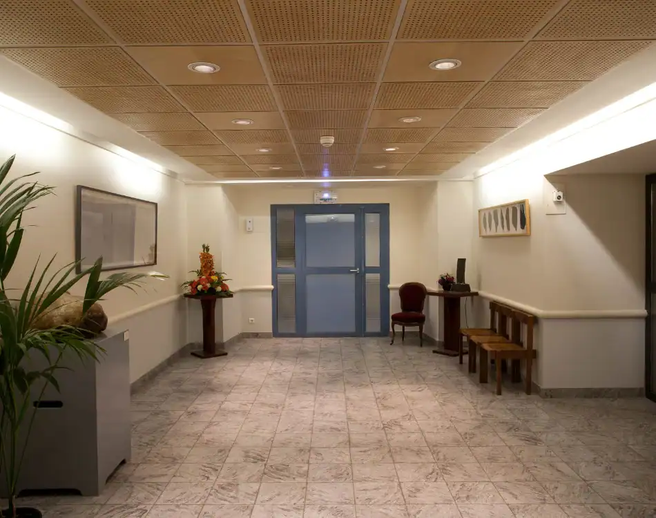 CPL-Salles-Brongniart-1 Hall d’accueil lumineux avec bancs, éléments décoratifs et double porte, dans un espace sobre et accueillant