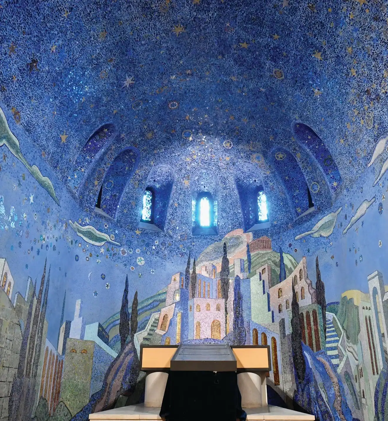 CPL-Salles-Coupole-11 Chapelle du crématorium du Père Lachaise avec mosaïque bleue étoilée et décor mural symbolique autour de l’autel
