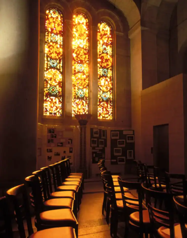 CPL-Salles-Coupole-2 Salle de cérémonie du crématorium du Père-Lachaise avec vitraux colorés et rangées de chaises