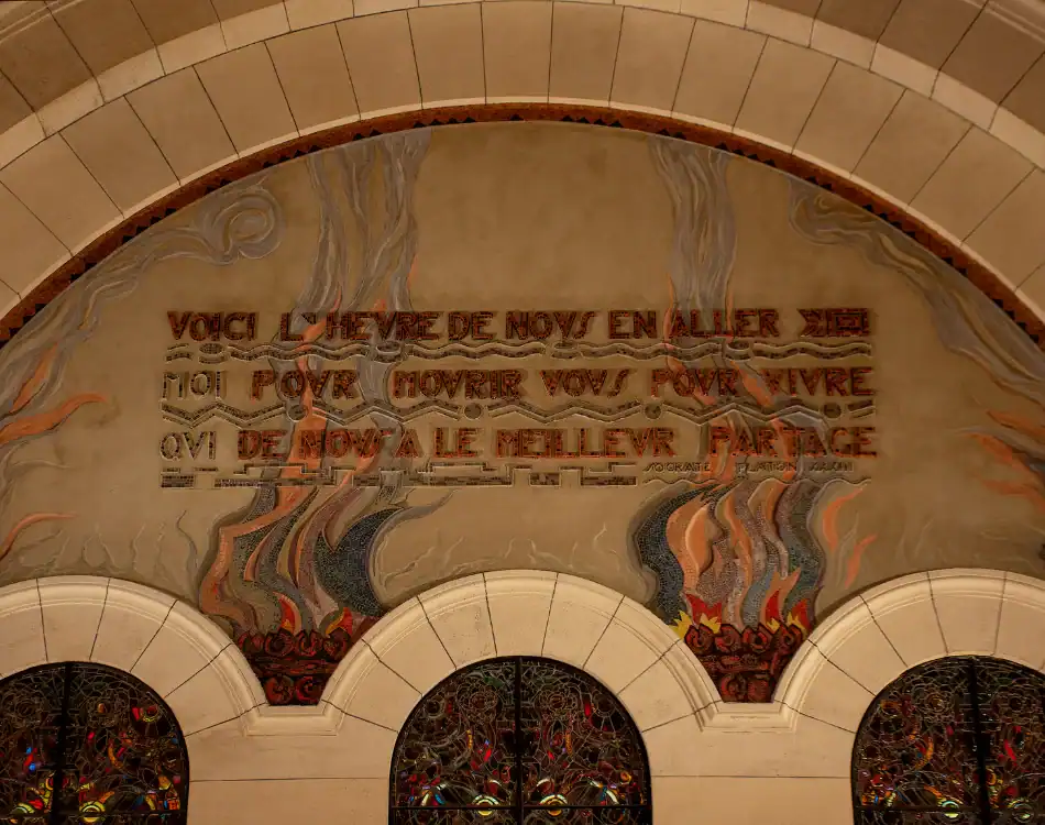 CPL-Salles-Coupole-6 Mosaïque avec citation philosophique au-dessus des arcades du crématorium du Père-Lachaise, décor de flammes stylisées et vitraux