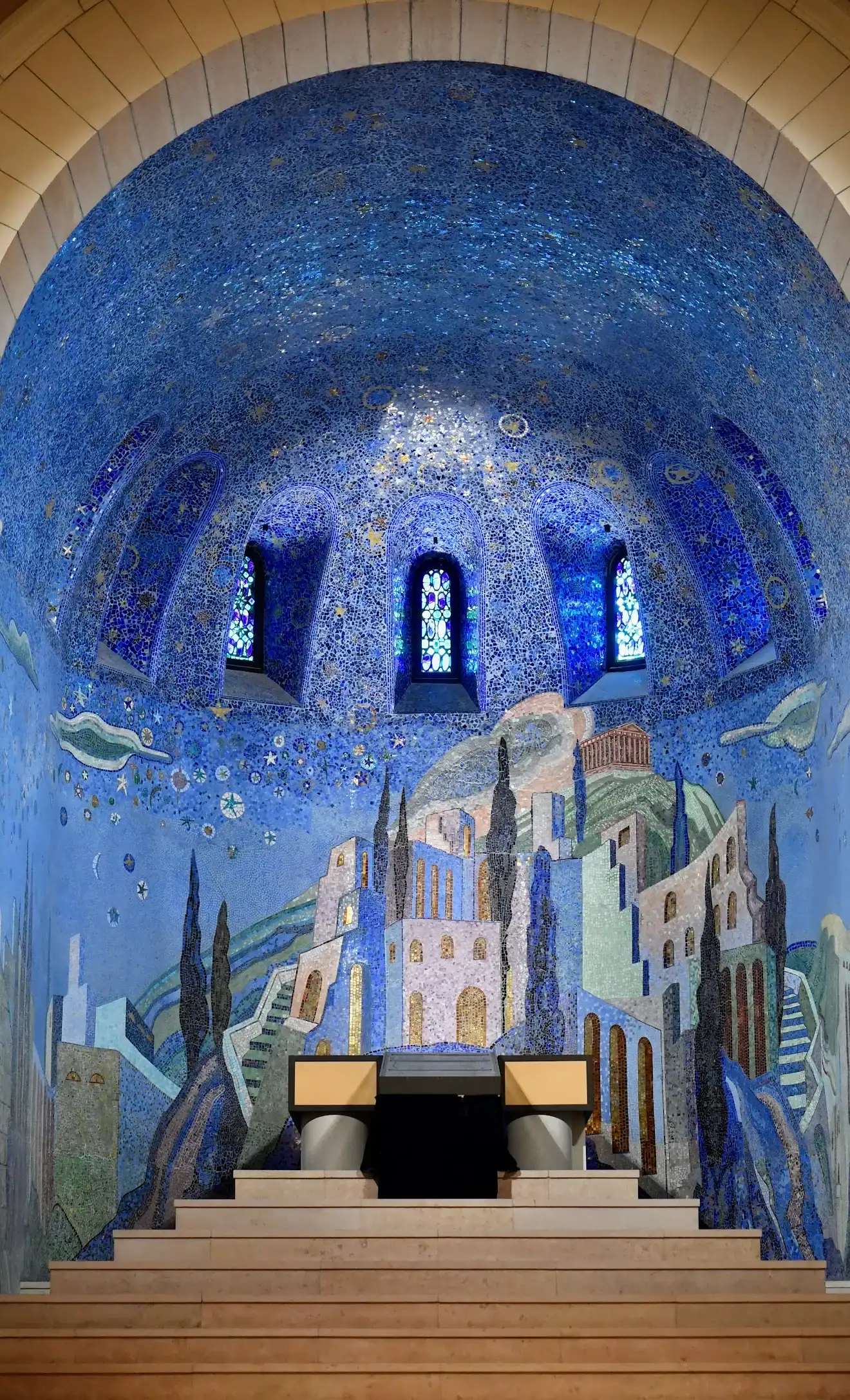 CPL-Salles-Coupole-8 Mosaïque du chœur du crématorium du Père Lachaise représentant une cité stylisée sous un ciel étoilé bleu