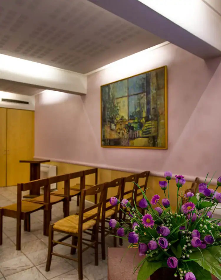 CPL-Salles-Formigé-2 Salle de cérémonie avec chaises en bois, tableau mural et composition florale au premier plan