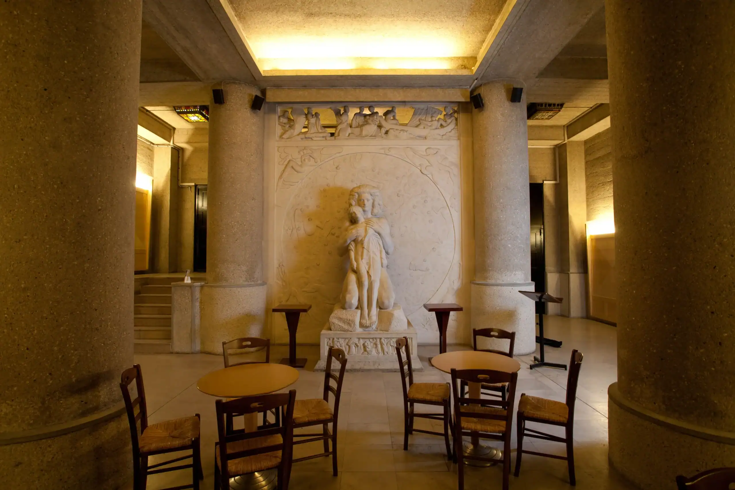 CPL-Salles-Landowski-007 Salle Landowski du crématorium du Père-Lachaise avec sculpture et espace de convivialité