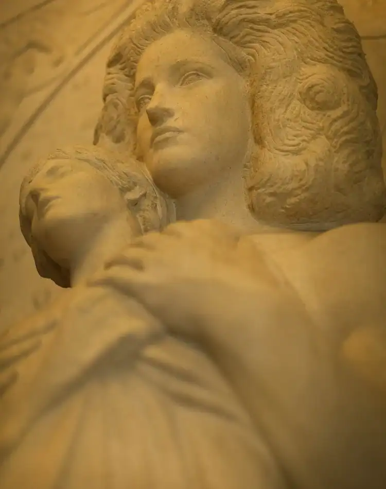 CPL-Salles-Landowski-4 Détail d’une statue en pierre représentant une figure féminine, dans une atmosphère douce et contemplative
