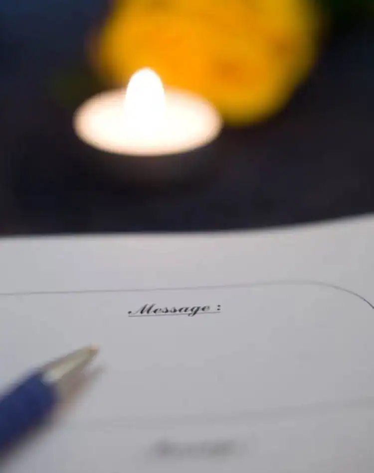 CPL-Salles-Mauméjean-7 Carte avec la mention “Message” et stylo au premier plan, avec bougie allumée floue en arrière-plan