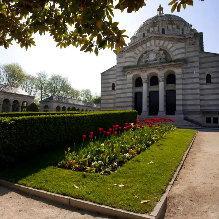 CPL-image-autres-destinations-des-cendres Jardin paysager au cœur du site, offrant un espace de recueillement apaisant face à un bâtiment au style architectural remarquable