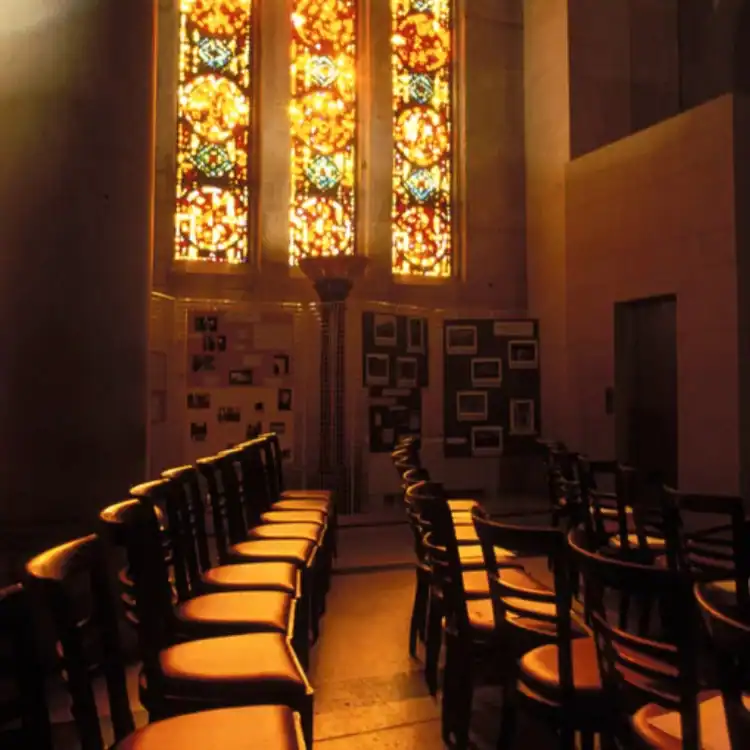 CPL-image-cremation-et-religions Salle de recueillement baignée par la lumière chaude des vitraux, offrant une atmosphère paisible et intimiste pour les cérémonies
