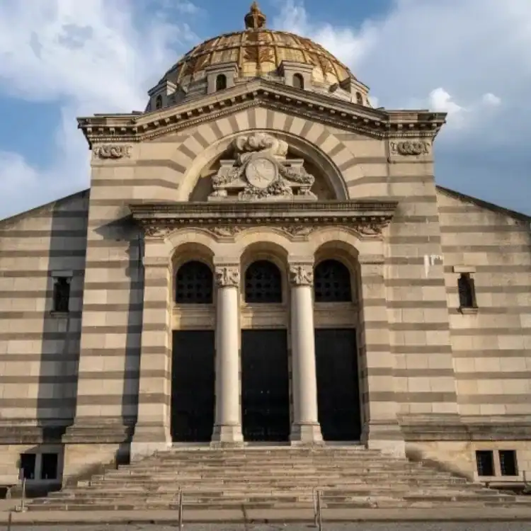 CPL-image-gestion-publique-du-crematorium Façade d’un crématorium avec dôme et colonnes, architecture monumentale en pierre aux lignes classiques