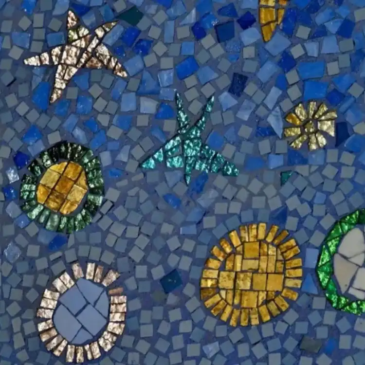 CPL-image-histoire-et-architecture-du-crematorium Mosaïque colorée aux motifs célestes (étoiles et planètes) dans des tons bleus, évoquant un ciel stylisé et apaisant