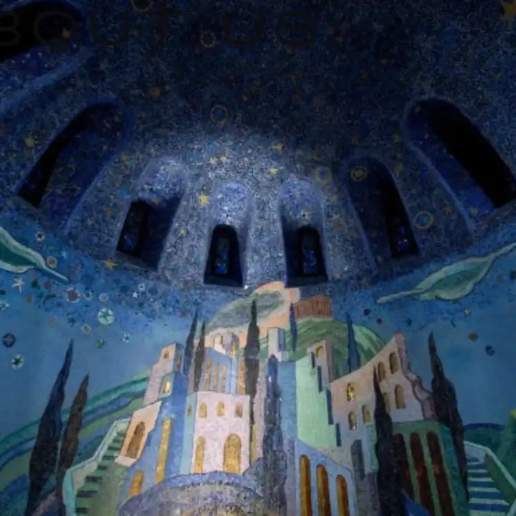 CPL-image-la-destination-des-cendres Détail de mosaïque monumentale aux teintes bleutées, représentant une scène symbolique et apportant une dimension artistique et contemplative au lieu