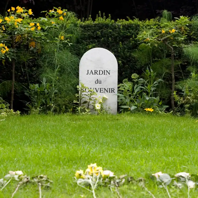 CPL-image-le-jardin-du-souvenir Stèle “Jardin du souvenir” au cœur d’un espace verdoyant, entourée de fleurs et de végétation, invitant au recueillement en pleine nature
