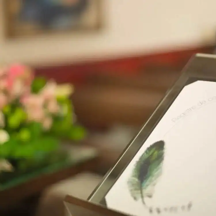 CPL-image-questions-frequentes Registre de condoléances disposé dans une salle de cérémonie, invitant les proches à laisser un message en hommage au défunt