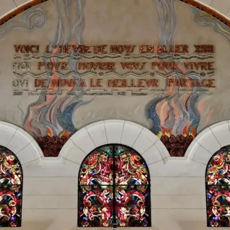CPL-image-valeurs-et-engagements-du-crematorium Fresque murale avec inscription commémorative au-dessus de vitraux colorés, mêlant symbolique des flammes et hommage au souvenir